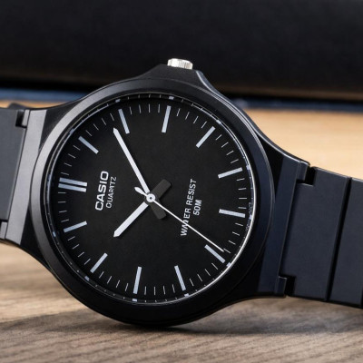 Чоловічий годинник Casio MW-240-1E