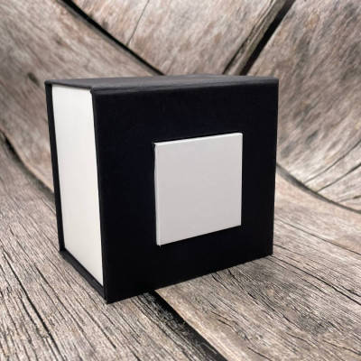 Подарункова картонна коробочка для годинника чорно-біла