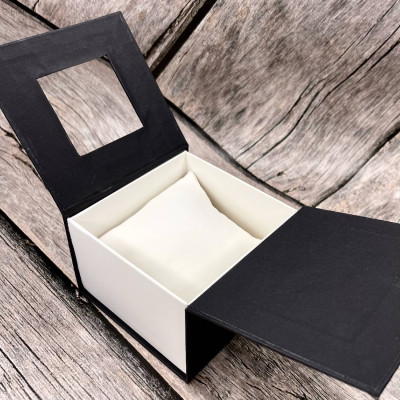 Подарункова картонна коробочка для годинника чорно-біла