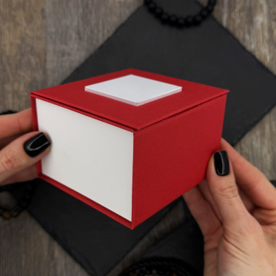 Подарункова картонна коробочка для годинника червоно-біла