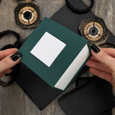 Подарункова картонна коробочка для годинника зелено-біла