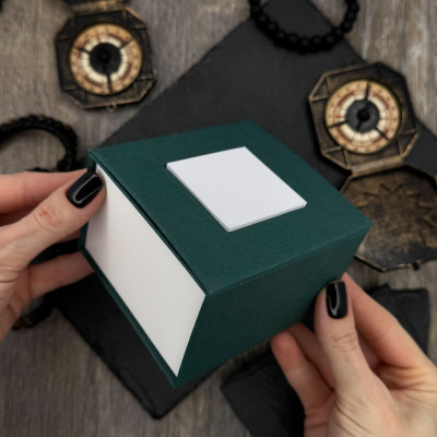 Подарункова картонна коробочка для годинника зелено-біла