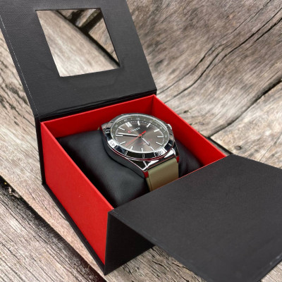 Подарункова картонна коробочка для годинника чорно-червона