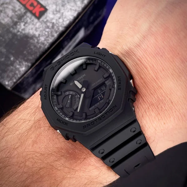 Casio G-SHOCK GA-2100-1A1 на руці