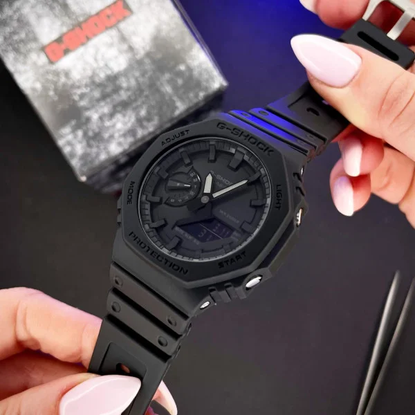 Casio G-SHOCK GA-2100-1A1 на руці